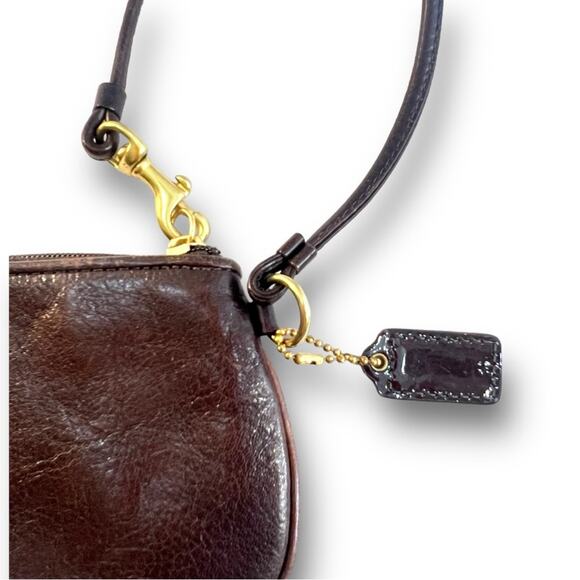 COACH WRISTLET in brown leather with Gold Tone hardware and COACH LOGO TAG - Picture 4 of 16